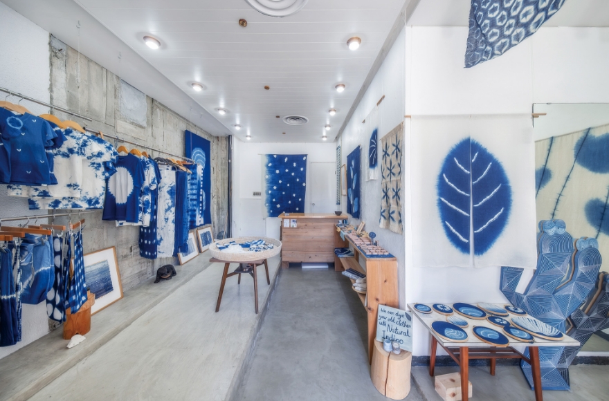 作品が並ぶショップ